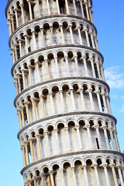 Torre pendente di pisa contro il cielo blu, italy