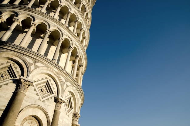 Foto la torre appoggiata di pisa contro il cielo blu