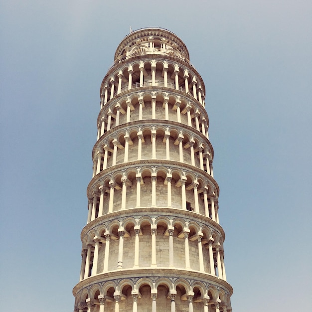 Foto la torre di pisa appoggiata al cielo