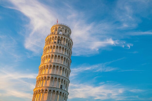 이탈리아 피사 의 빛 날 에 있는 기울어진 탑
