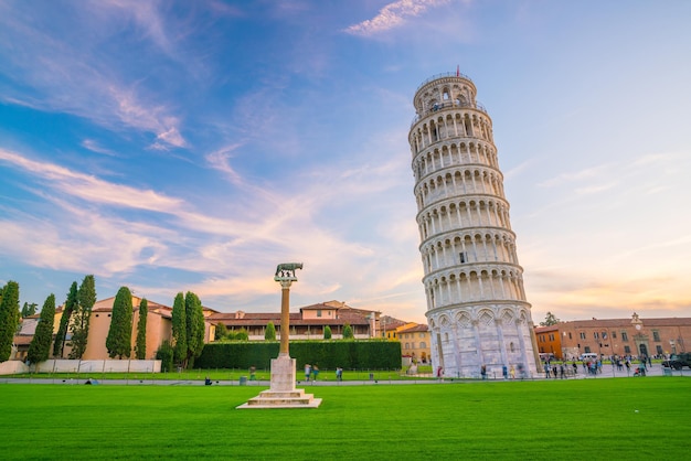 Foto la torre pendente in una giornata di sole a pisa, italia.
