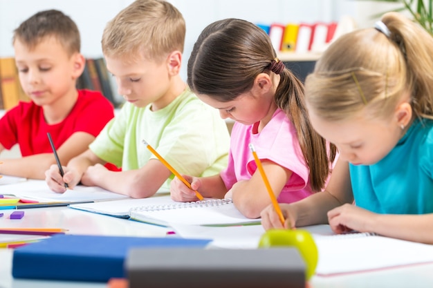 かわいい子供教室子供学校学習者を学ぶ