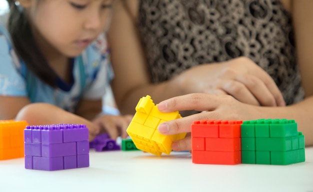 写真 自宅で母親と子供たちと密接に学ぶ