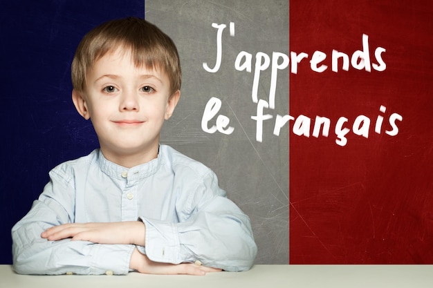 Impara il concetto di lingua francese felice bambino studente e tittle j