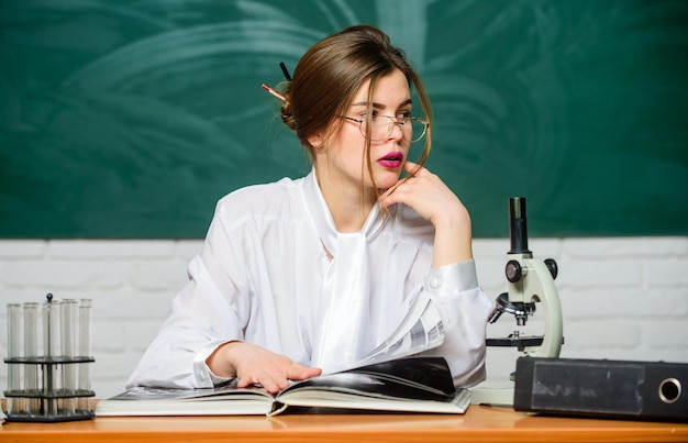 今日の学習者明日リーダー賢い学生または生徒クラスの机で読んでいるかわいい学校の学生生物学または化学のホームタスクをしているかわいい生徒官能的な学生が学校に戻る