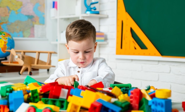 オンライン教育を学ぶ小学生の男の子オンラインホームスクールレッスンホームスクーリング