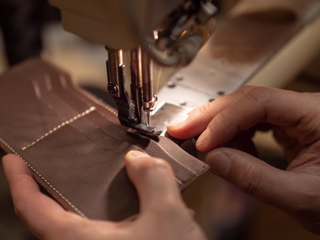日本の職人が革を加工する