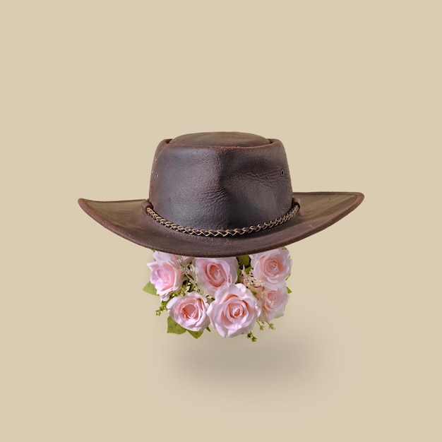 가죽 복고풍 빈티지 미국 카우보이 모자와 핑크 장미 꽃 최소 추세 와일드 웨스트 개념