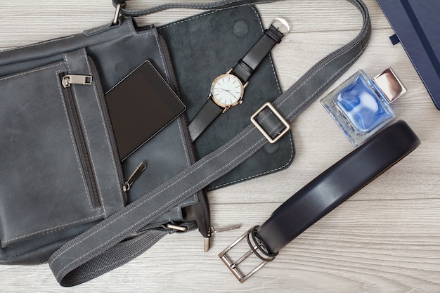 кожаная сумка через плечо для мужчин с мобильным телефоном и наручными часами на нем мужская записная книжка одеколон