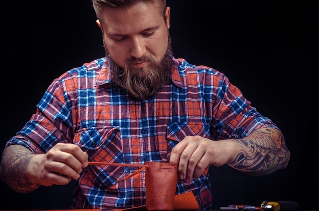 Leather Worker produceert lederwaren in de leerwinkel