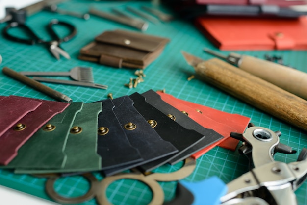 Banco di lavoro di leathersmith. utensili da lavoro in pelle su un tavolo da lavoro