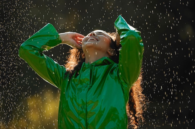 Фото Оставь зонт дома и живи своей жизнью кадр красивой молодой женщины, веселящейся под дождем