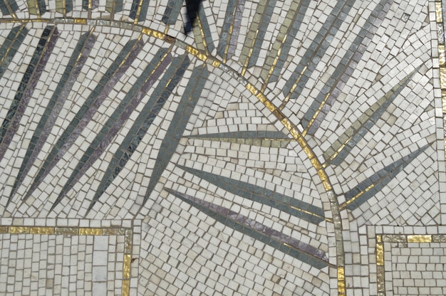 Узор листьев на мозаичной керамической плитке
