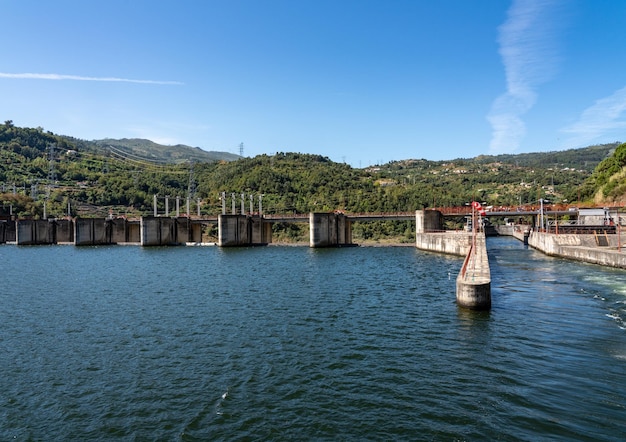 Foto lasciando la diga di barragem do carrapatelo e chiudendo il fiume douro vicino a porto