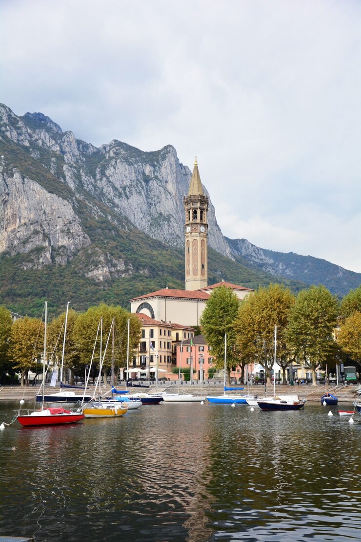 Lecco como van de stad Italië boten van de meerhaven en kerkoriëntatiepunt
