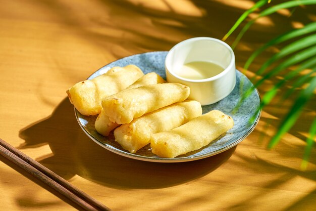 Leche frita of gebakken melk in een wit bord met zoete saus. Spaanse keuken