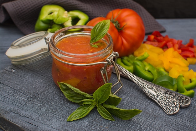Foto il lecho in salsa di pomodoro è un piatto tradizionale ungherese