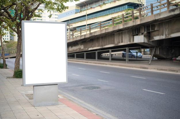 버스 정류장 근처의 광고 배너를 위한 도시 광고 모형 복사 공간의 빈 광고판 흰색 화면 측면 도로