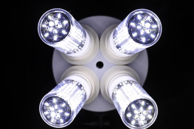 Фото Светодиодные элементы в светильнике лампы с диодами много ярких огней от диодной лампы