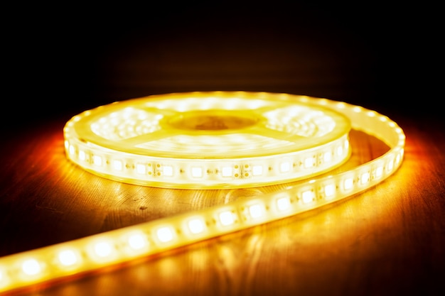 Led-ijsband warm licht, een spoel van diodelichtclose-up