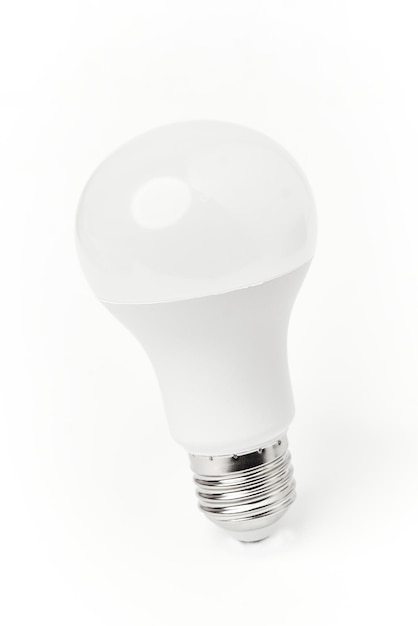 LED-lamp Light-Emitting Diode geïsoleerd op witte achtergrond LED-lampe bespaart meer energie dan andere soorten gloeilampen Daarom is het voor verschillende doeleinden gebruikt