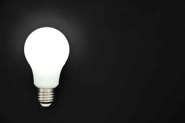 검은 배경, 아이디어, 창의성, 혁신 또는 에너지 절약, 복사 공간, 평면도, 평면 위치의 개념에 LED 전구