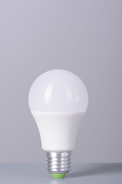 Lampadina a led su sfondo grigio