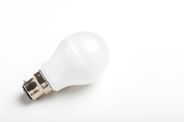 흰색 배경에 고립 된 LED 전구