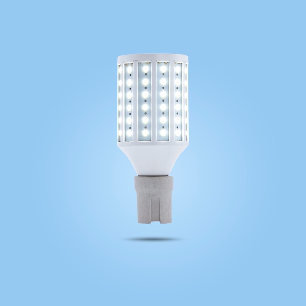 LED spaarlamp 230v in een keramische socket geïsoleerd op blauwe pastelkleurige achtergrond.