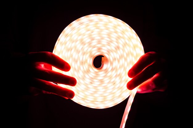 Led strip licht rode spoel diode verlichting in de hand