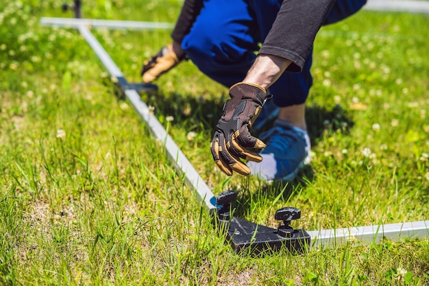 Leden van de lichtafdeling van het Grip-team bereiden de verlichtingsapparatuur voor voordat ze gaan fotograferen