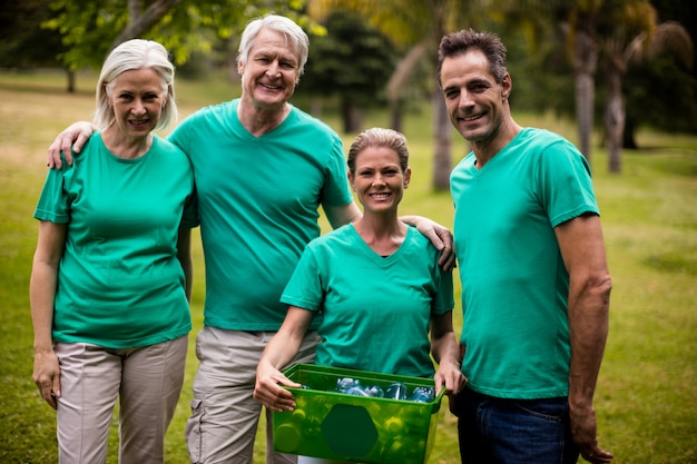 Leden van het recyclingsteam die zich in park bevinden