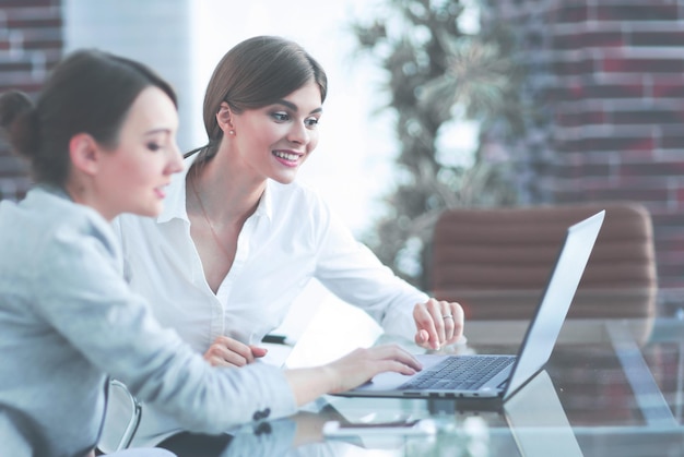 Leden van het zakelijke team die op laptop werken