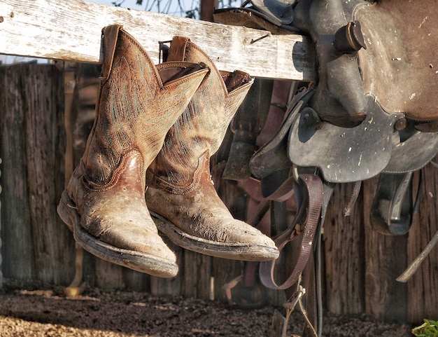 Leder schoenen en materialen die in een schoenmakerwerkplaats hangen