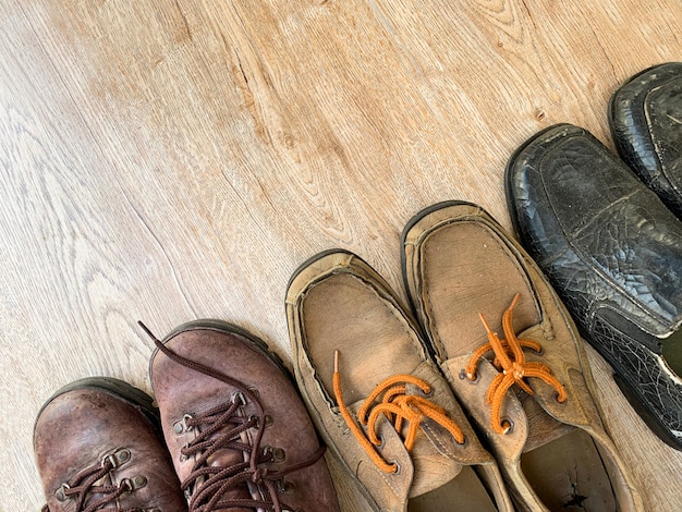 Lederen schoenen op houten tafel