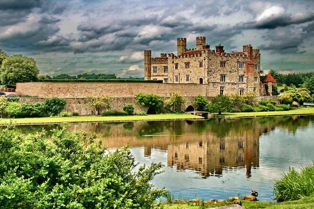 Leeds kasteel bij de rivier tegen bewolkte lucht