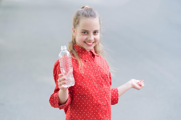 Leef gezond leven. gezond en gehydrateerd. meisje geeft om gezondheid en waterbalans. meisje schattig vrolijk houd waterfles. waterbalans concept. drink water tijdens de zomerwandeling. maak nog een slok.