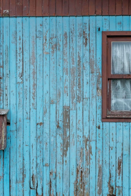 Leeftijd rustieke houten achtergrondstructuur in blauw met ouder venster.