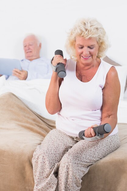 Leeftijd vrouw hand gewichten op te heffen