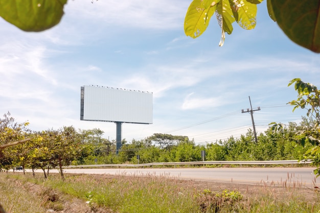 Leeg aanplakbord op een heldere zonnige blauwe hemeldag met gebied voor uw bericht