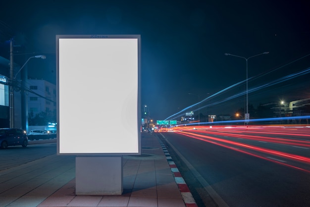 Leeg aanplakbord op straat in de nacht