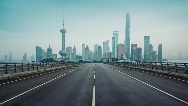 Leeg asfaltweg met stadsbeeld van Shanghai in blauwe lucht