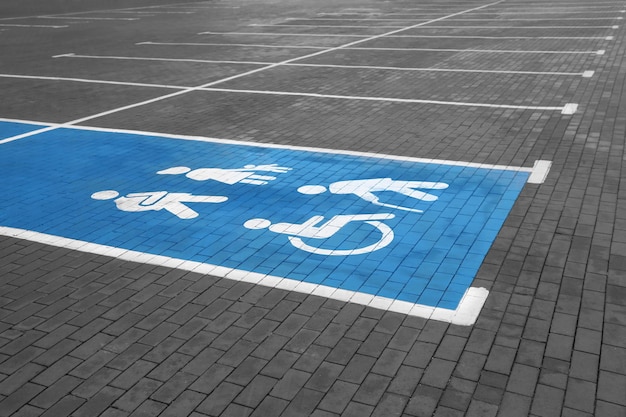 Leeg autoparkeerterrein met gehandicapte symbolen in openlucht