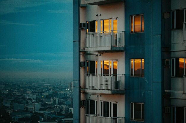 Leeg balkon in gebouwen bij zonsondergang