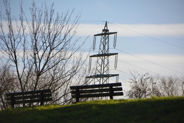 Foto leeg bankje op het veld tegen de lucht