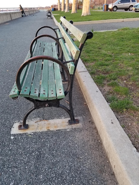 Foto leeg bankje op het voetpad in het park