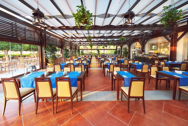 Leeg bediende restaurant tafel wacht op bezoekers is gelegen op het strand Amara Dolce Vita Luxury Hotel Resort TekirovaKemer