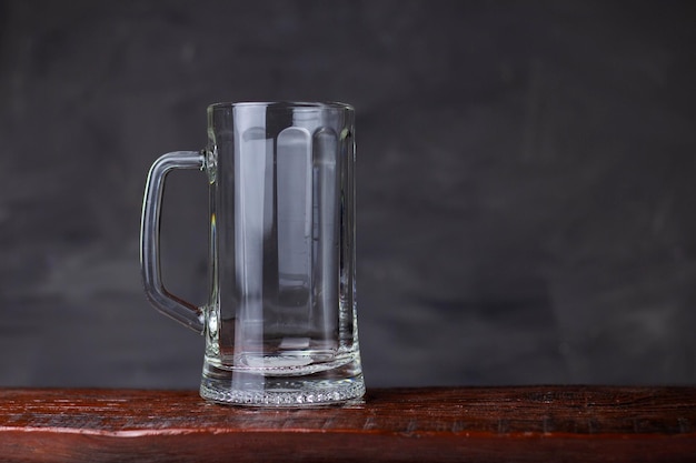 Leeg bierglas staat op een houten tafel