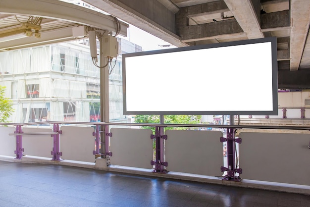 Leeg billboard bij de reling in de stad