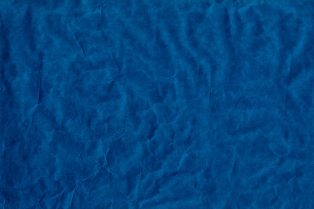 Leeg blauw vel bruin verfrommeld inpakpapier of perkamentpapier.